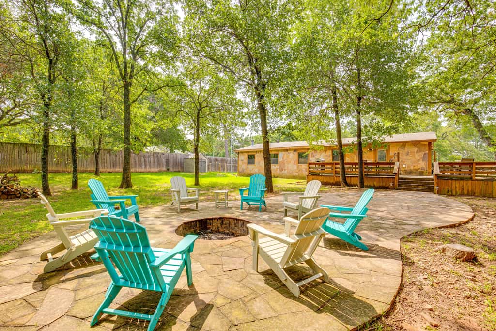 Deck & Fire Pit: Unique Pottsboro Haven