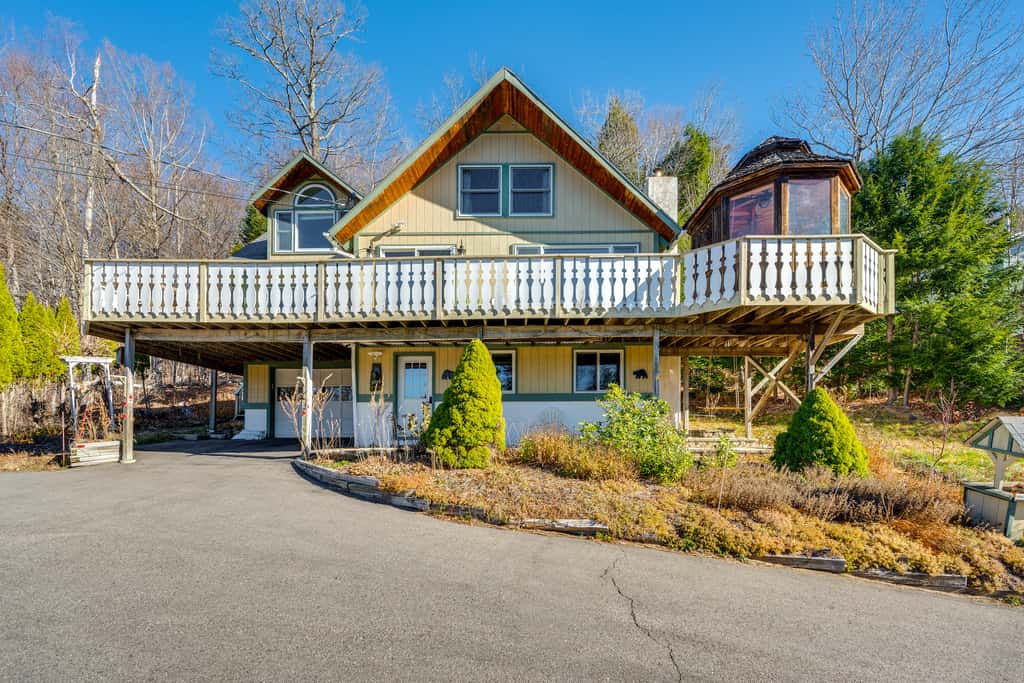 1 Mi to Story Land: Spacious Home w/ Mtn Views!