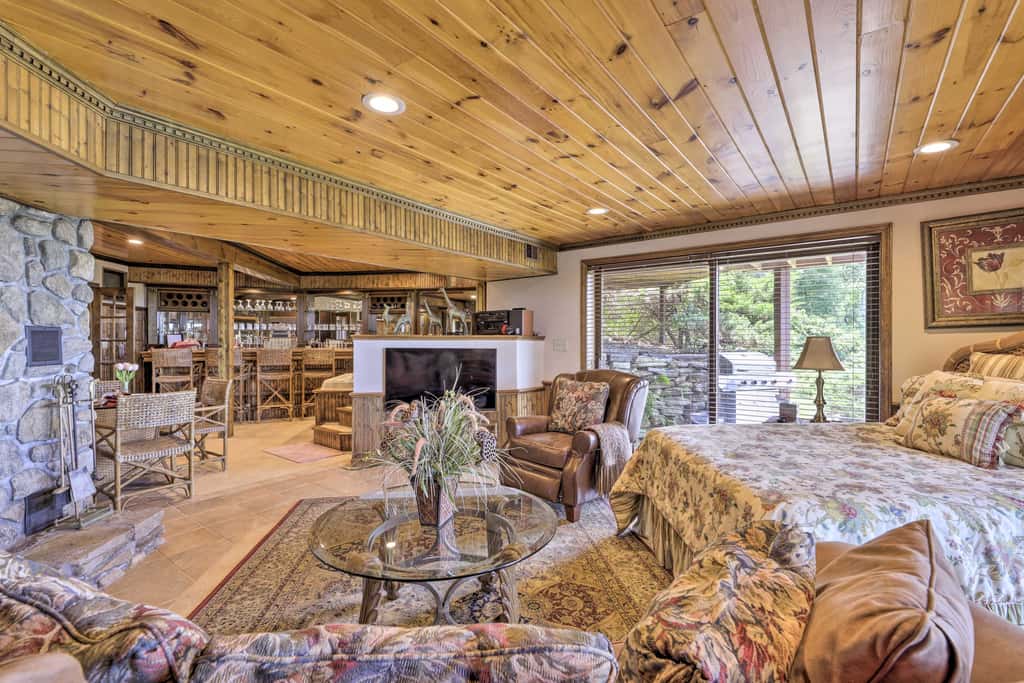 Cozy Studio: Indoor Hot Tub & Inground Pool Access