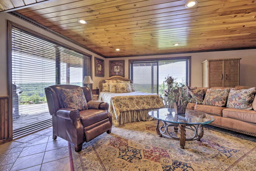 Cozy Studio: Indoor Hot Tub & Inground Pool Access