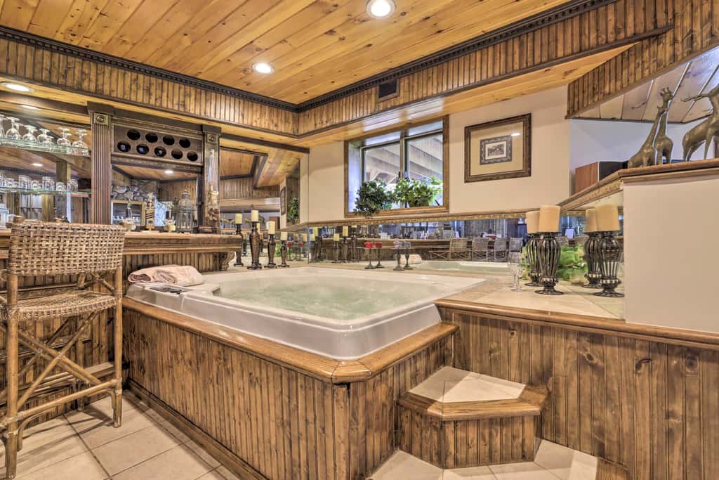 Cozy Studio: Indoor Hot Tub & Inground Pool Access