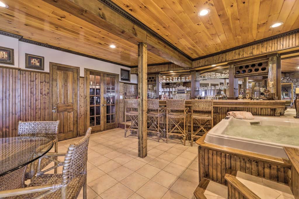 Cozy Studio: Indoor Hot Tub & Inground Pool Access