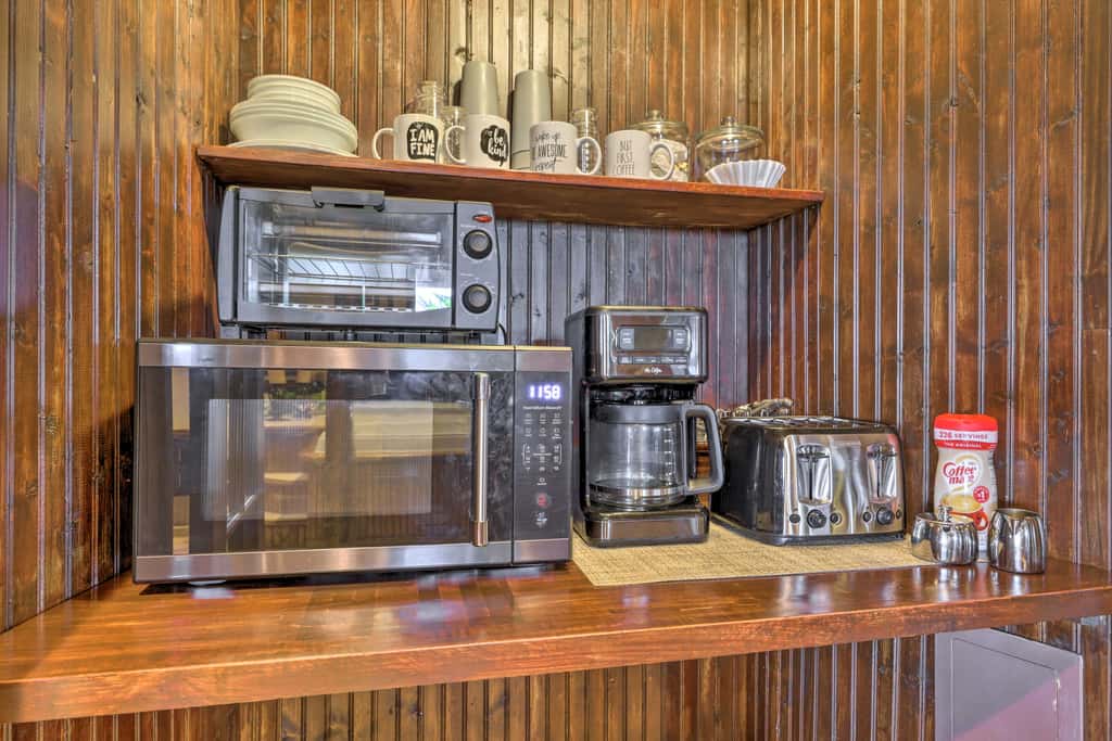 Cozy Studio: Indoor Hot Tub & Inground Pool Access