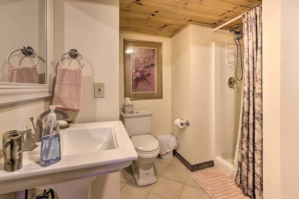 Cozy Studio: Indoor Hot Tub & Inground Pool Access