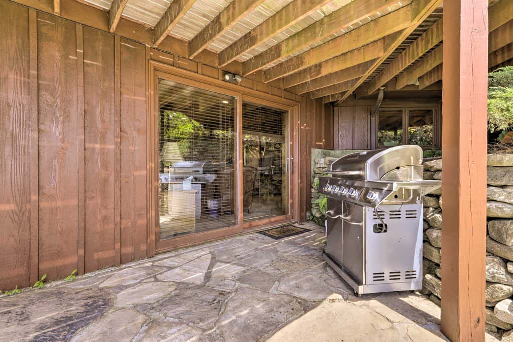 Cozy Studio: Indoor Hot Tub & Inground Pool Access