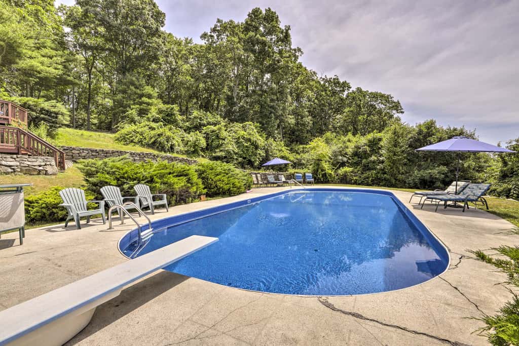Cozy Studio: Indoor Hot Tub & Inground Pool Access