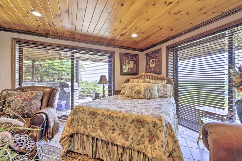 Cozy Studio: Indoor Hot Tub & Inground Pool Access
