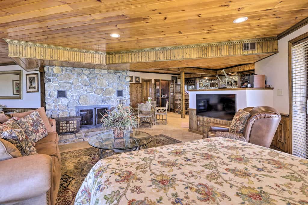 Cozy Studio: Indoor Hot Tub & Inground Pool Access