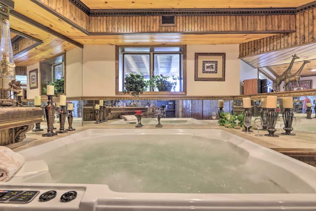 Cozy Studio: Indoor Hot Tub & Inground Pool Access