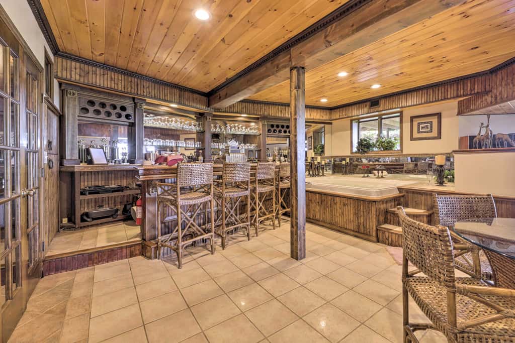 Cozy Studio: Indoor Hot Tub & Inground Pool Access