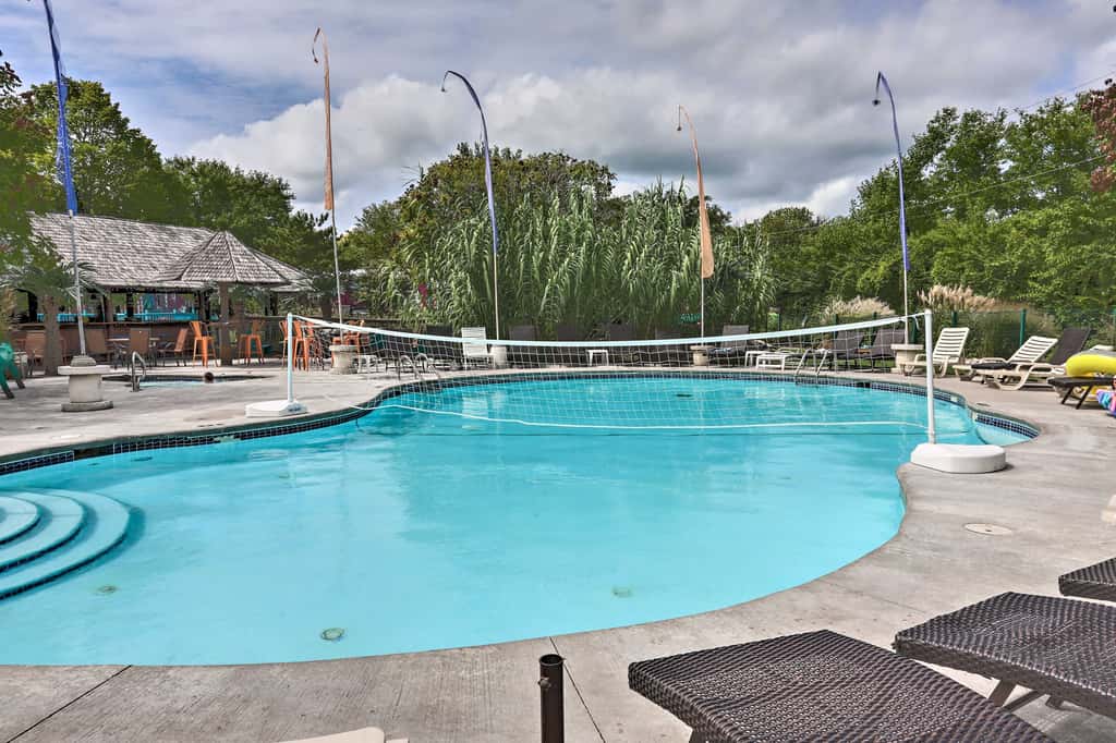 Middle Bass Condo w/ Balcony, Lake Erie Views