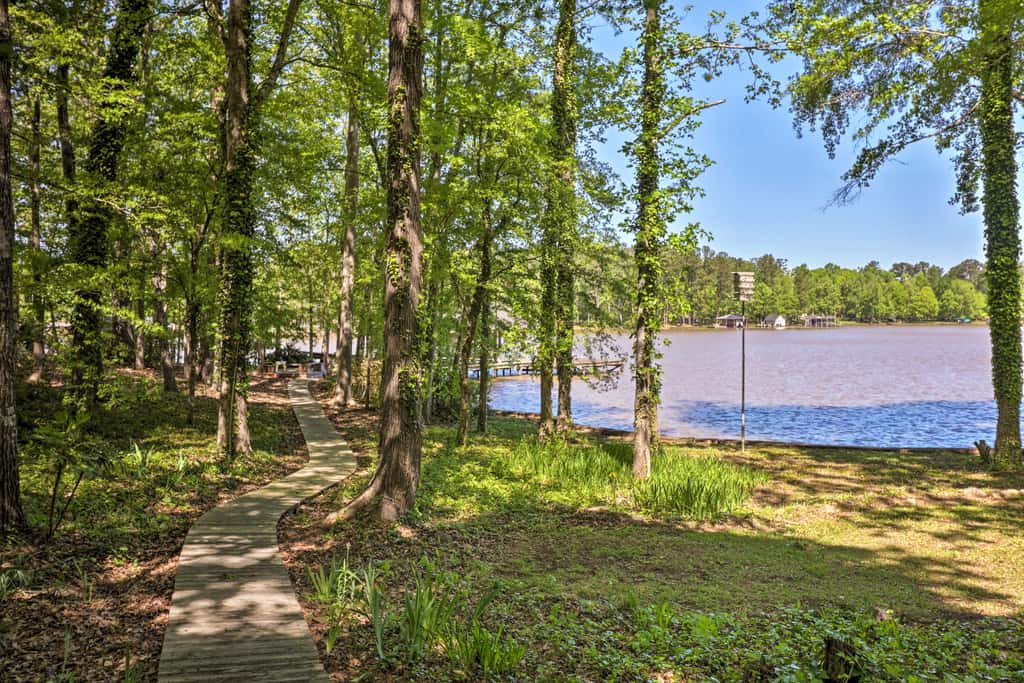 Lakefront Milledgeville Cabin: Private Dock, Porch