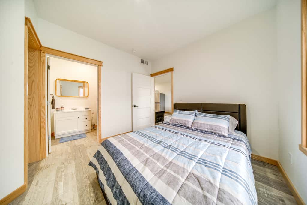 Golf Course View: Centrally Located Condo in Erie