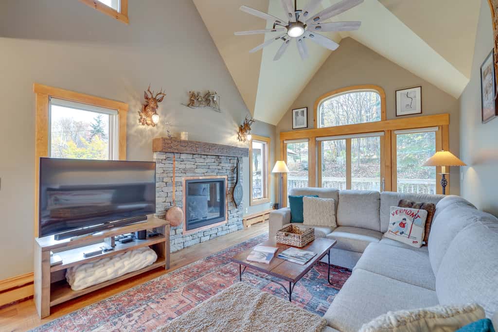 Ski-In/Ski-Out w/ Sauna in Jay Ski Peak Resort!