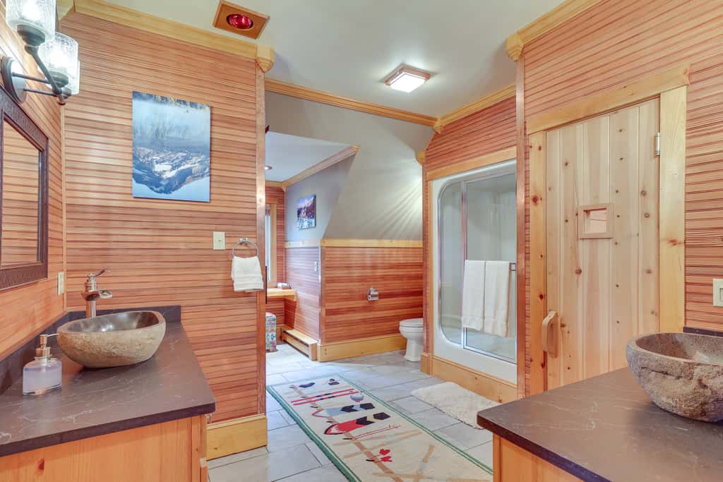 Ski-In/Ski-Out w/ Sauna in Jay Ski Peak Resort!