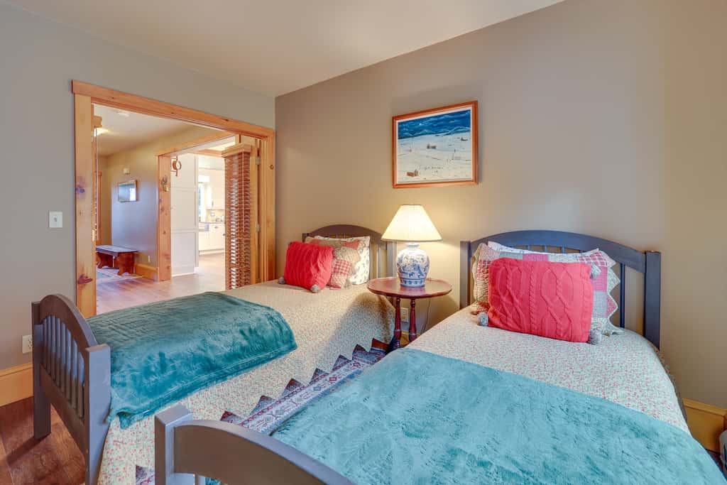 Ski-In/Ski-Out w/ Sauna in Jay Ski Peak Resort!