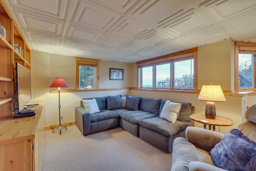 Ski-In/Ski-Out w/ Sauna in Jay Ski Peak Resort!