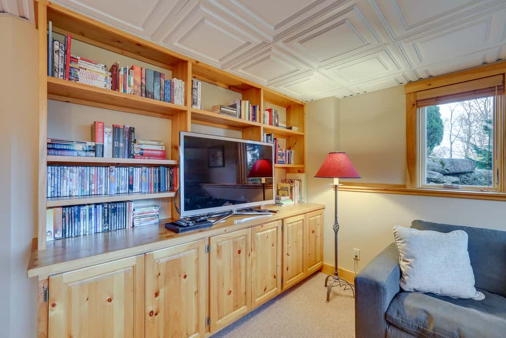 Ski-In/Ski-Out w/ Sauna in Jay Ski Peak Resort!