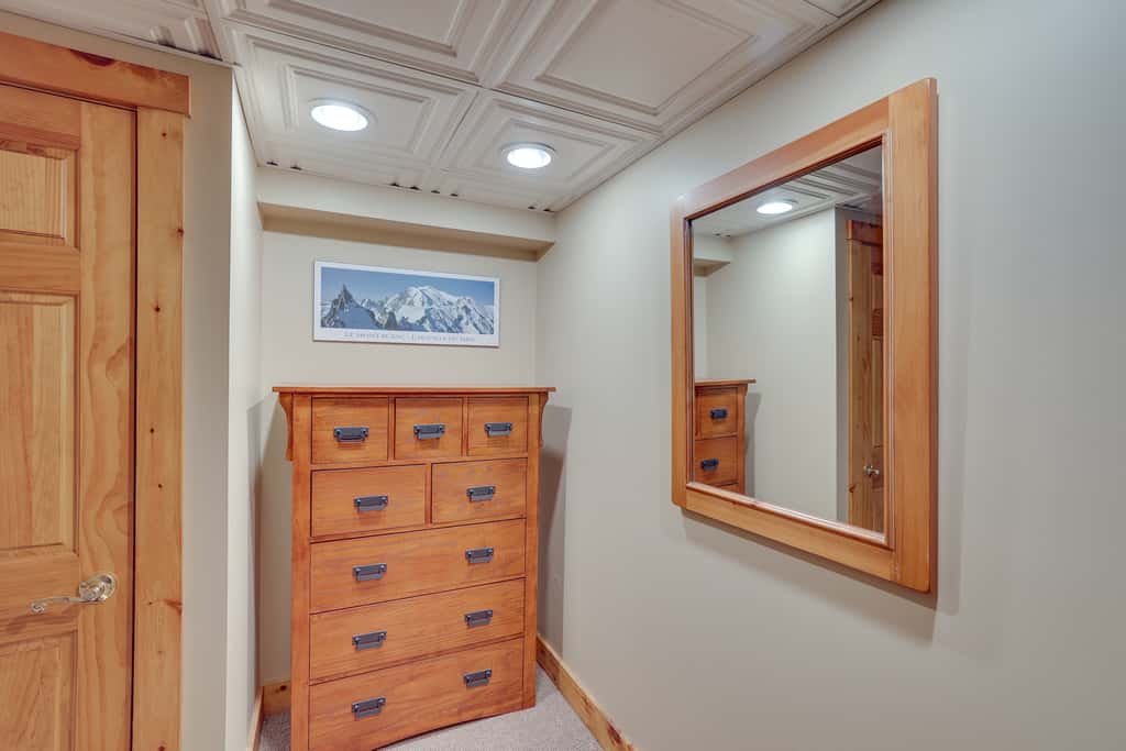 Ski-In/Ski-Out w/ Sauna in Jay Ski Peak Resort!