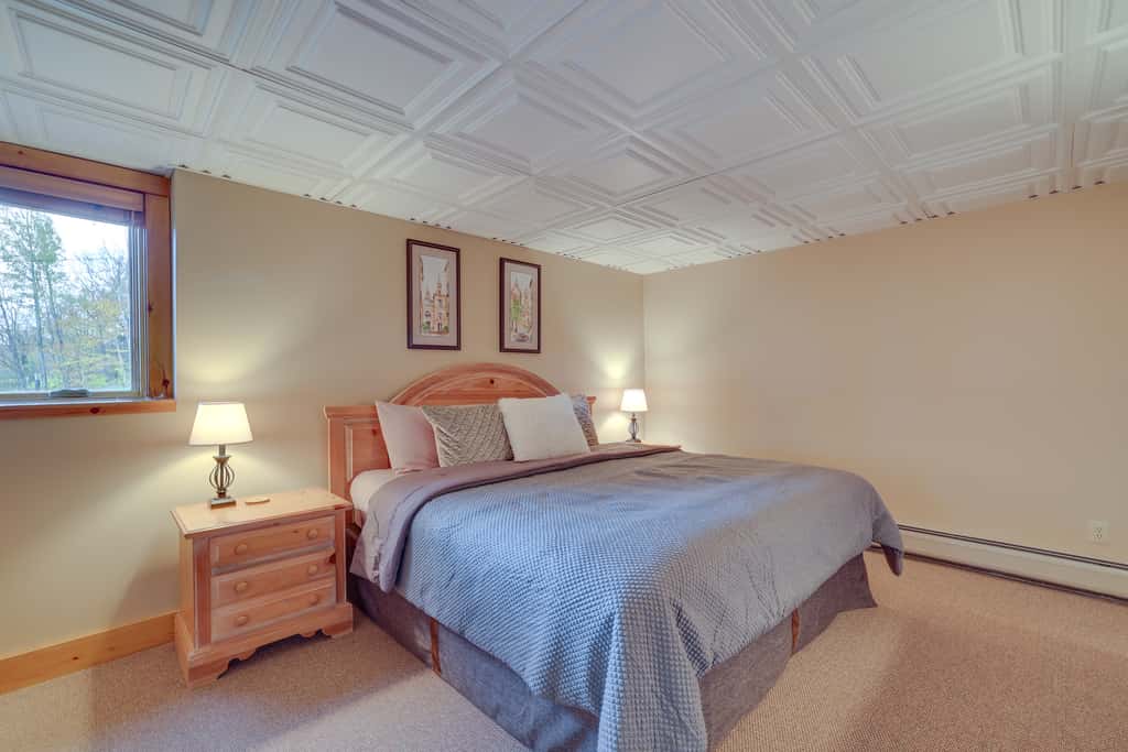 Ski-In/Ski-Out w/ Sauna in Jay Ski Peak Resort!