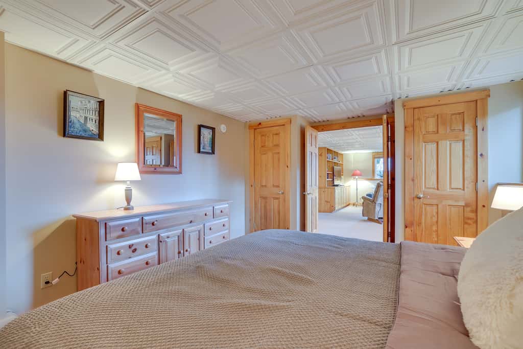 Ski-In/Ski-Out w/ Sauna in Jay Ski Peak Resort!