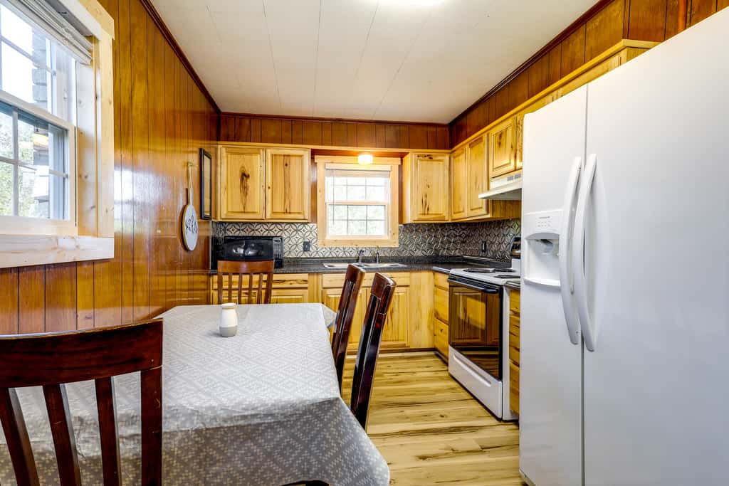 Devil’s Fork Resort Cabin w/ Designated Boat Slip!