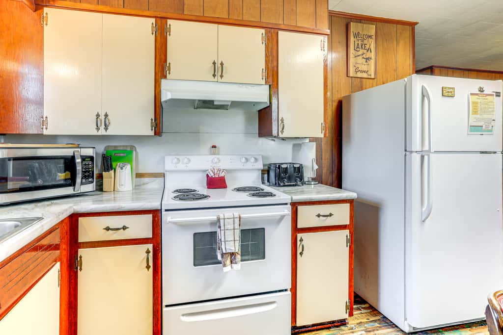 Shared Dock & Yard: Greers Ferry Lake Home!
