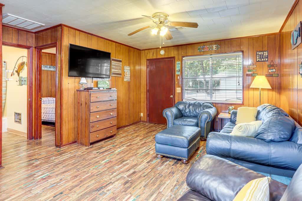 Shared Dock & Yard: Greers Ferry Lake Home!