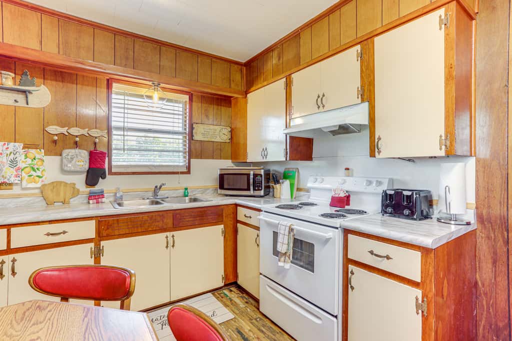 Shared Dock & Yard: Greers Ferry Lake Home!
