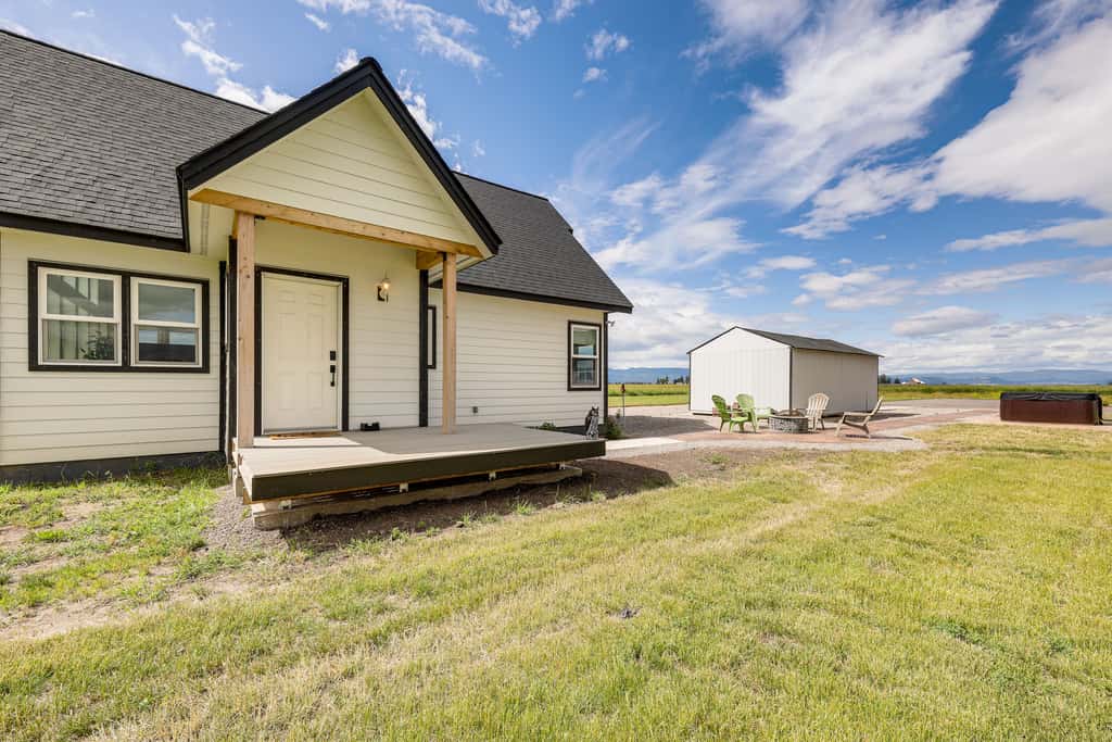 Kalispell Mountain Getaway w/ Hot Tub & Fire Pit!