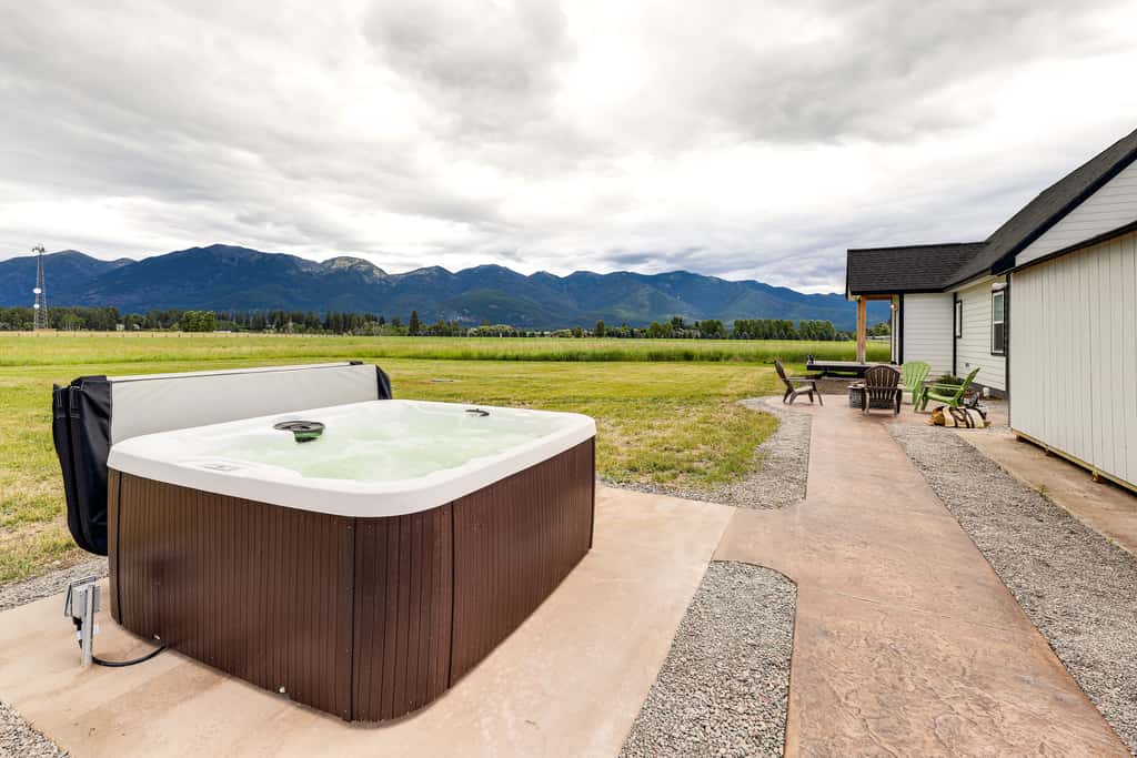 Kalispell Mountain Getaway w/ Hot Tub & Fire Pit!