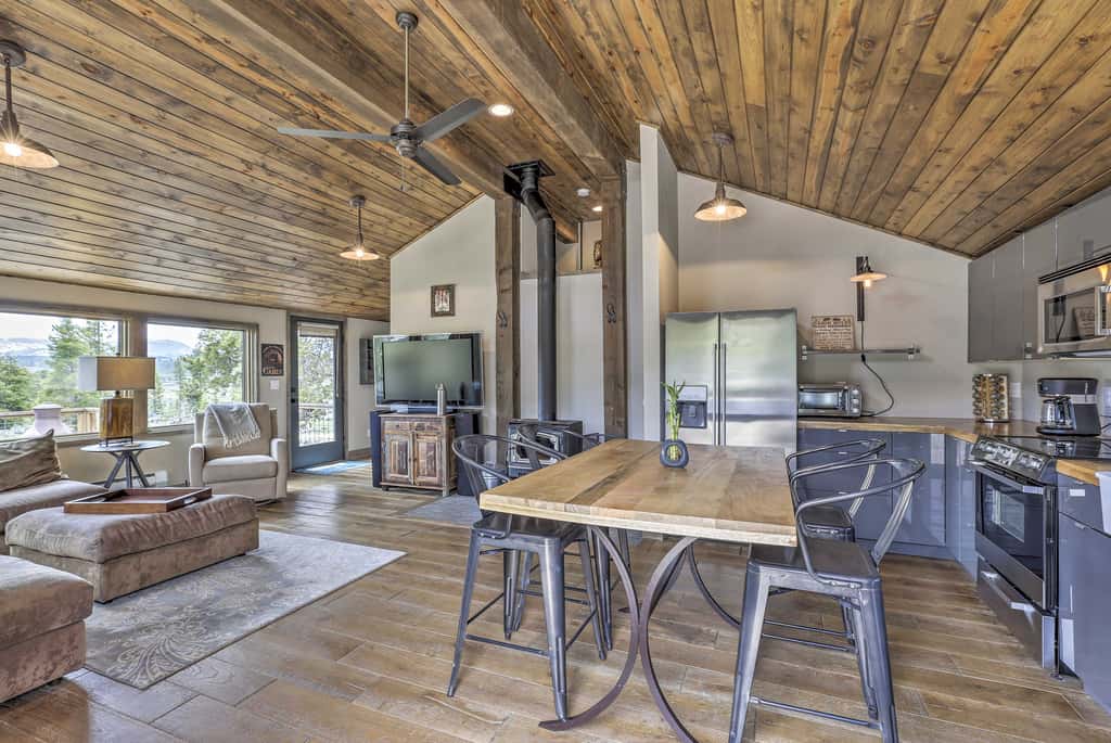Updated Cabin w/ Hot Tub ~ 11 Mi to Winter Park!