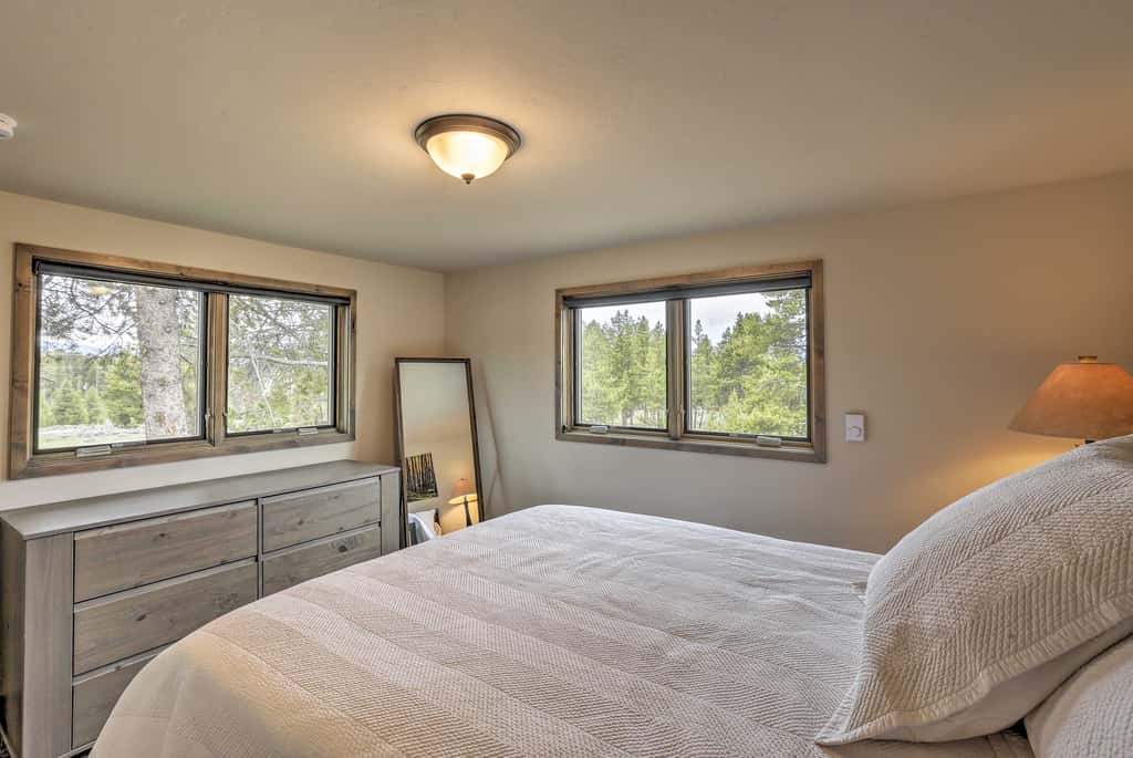 Updated Cabin w/ Hot Tub ~ 11 Mi to Winter Park!