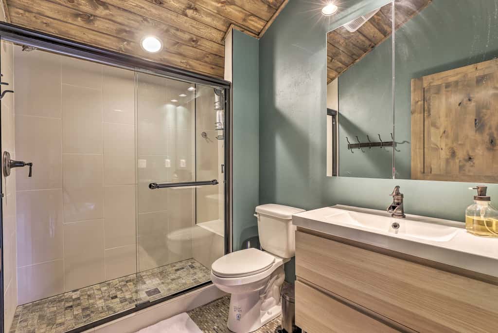 Updated Cabin w/ Hot Tub ~ 11 Mi to Winter Park!