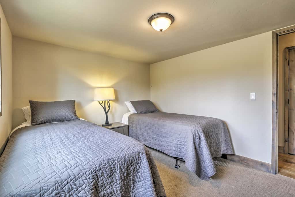 Updated Cabin w/ Hot Tub ~ 11 Mi to Winter Park!