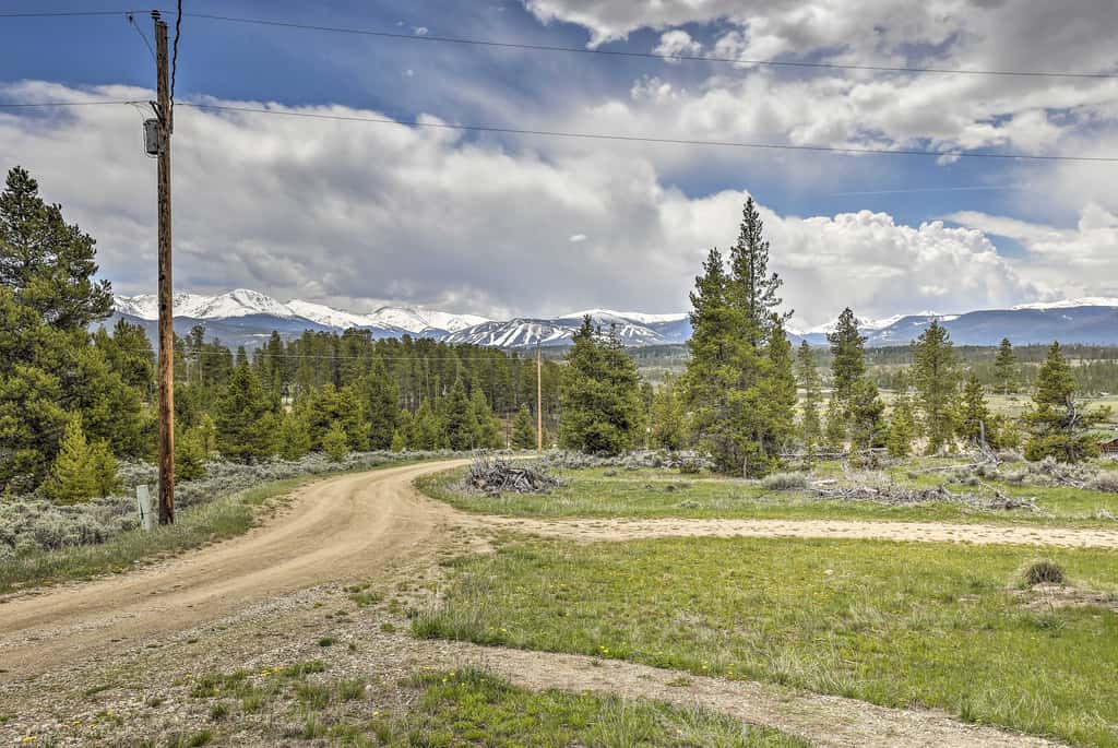 Updated Cabin w/ Hot Tub ~ 11 Mi to Winter Park!