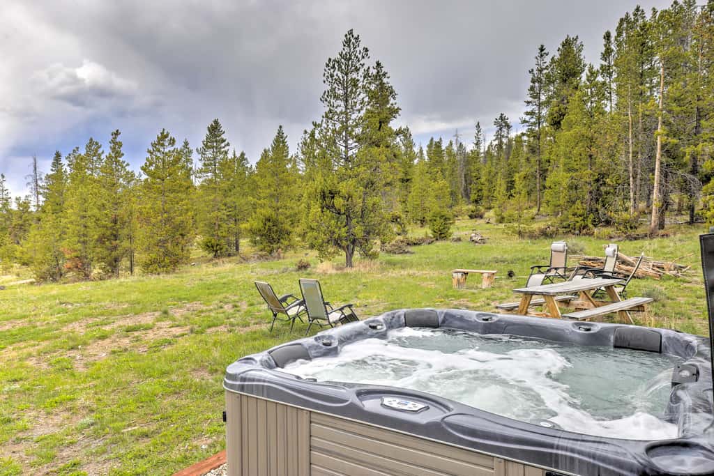 Updated Cabin w/ Hot Tub ~ 11 Mi to Winter Park!