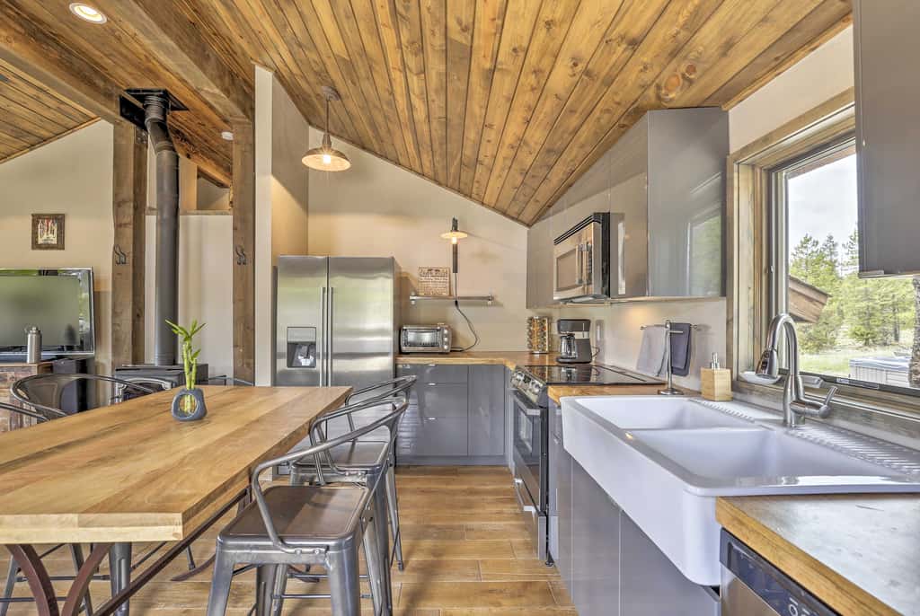Updated Cabin w/ Hot Tub ~ 11 Mi to Winter Park!