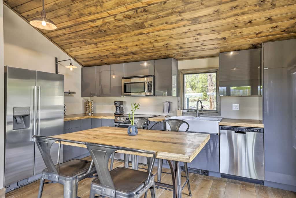 Updated Cabin w/ Hot Tub ~ 11 Mi to Winter Park!
