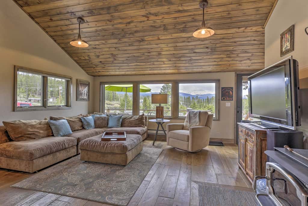 Updated Cabin w/ Hot Tub ~ 11 Mi to Winter Park!