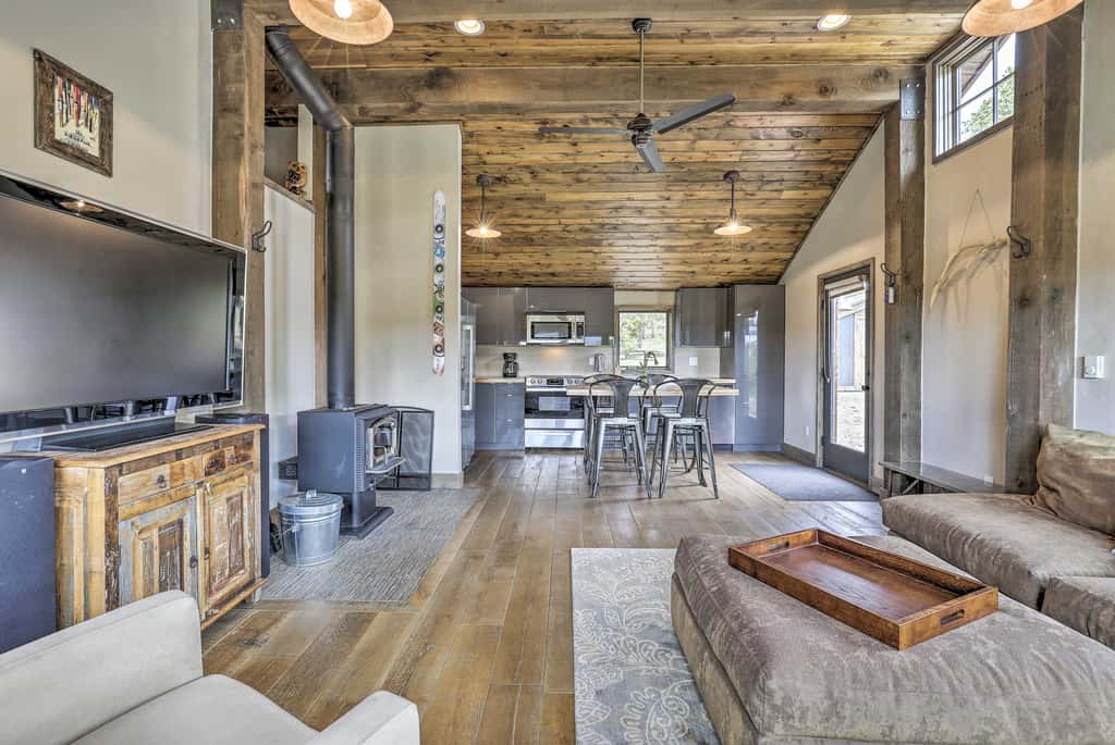 Updated Cabin w/ Hot Tub ~ 11 Mi to Winter Park!