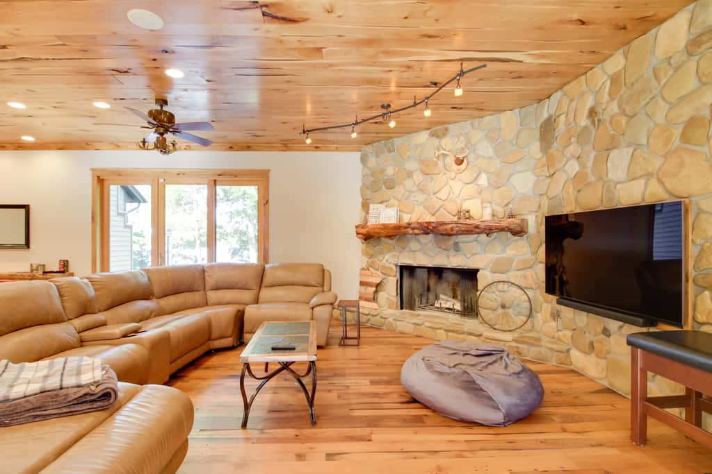 Sprawling Minnesota Home w/ On-Site Lake Access