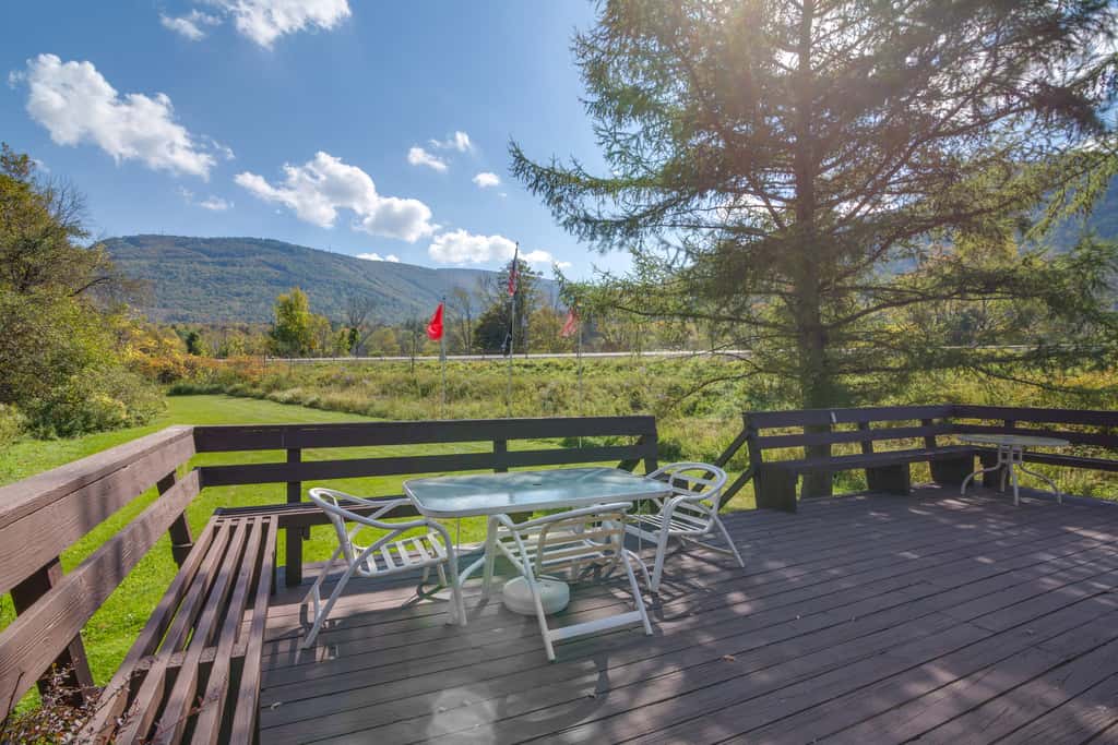 Hunter Hideaway w/ Yard & Deck: 3 Mi to Ski Slopes