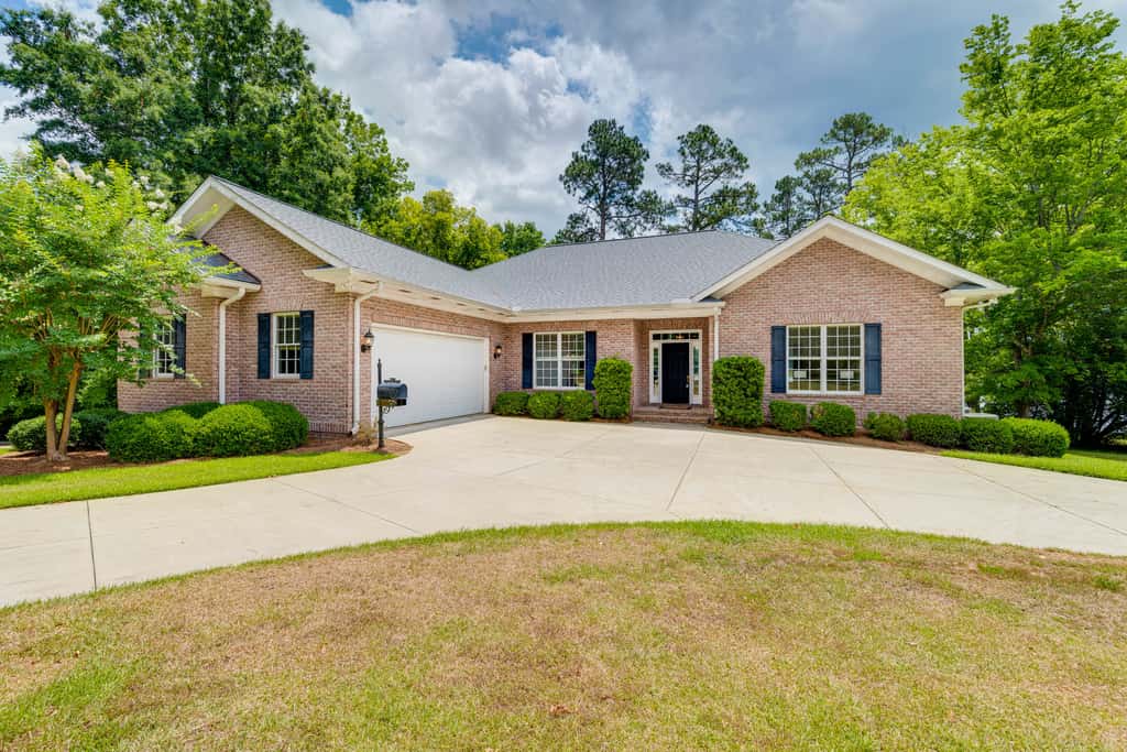 Beautiful Lake Sinclair Retreat w/ Dock & Deck!