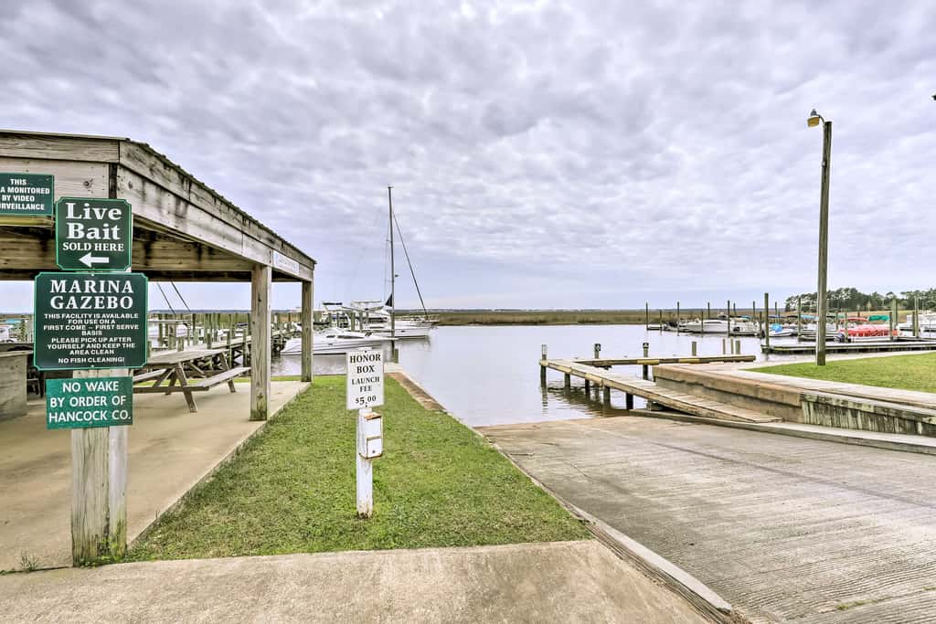 Diamondhead Condo - Marina, Pool Access & Golfing!