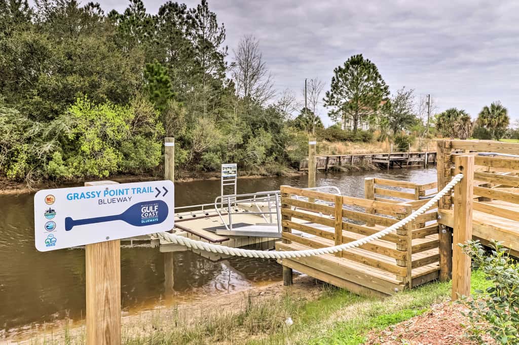 Diamondhead Condo - Marina, Pool Access & Golfing!