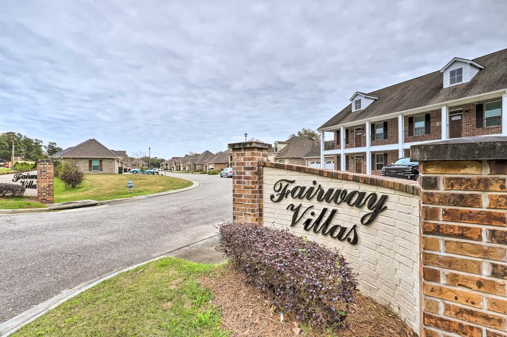 Diamondhead Condo - Marina, Pool Access & Golfing!