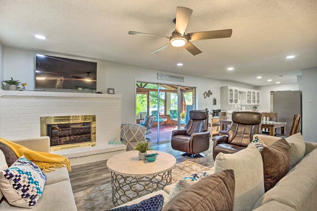 Cedar Creek Lake Home: Private Dock & Hot Tub