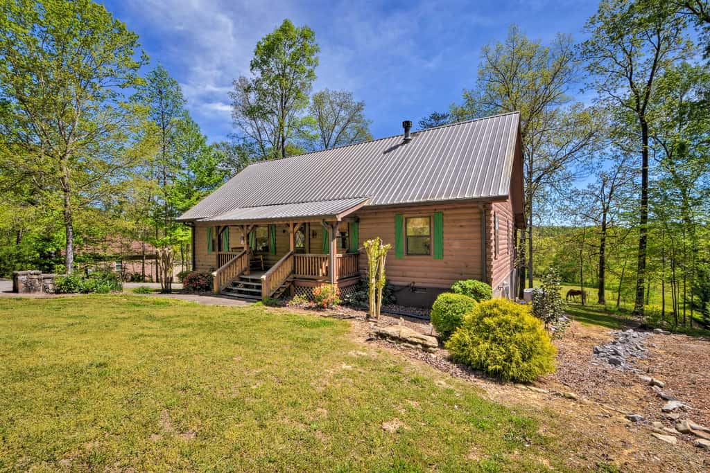 Cozy Trenton Cabin w/ Spa ~ 15 Mi to Lookout Mtn!