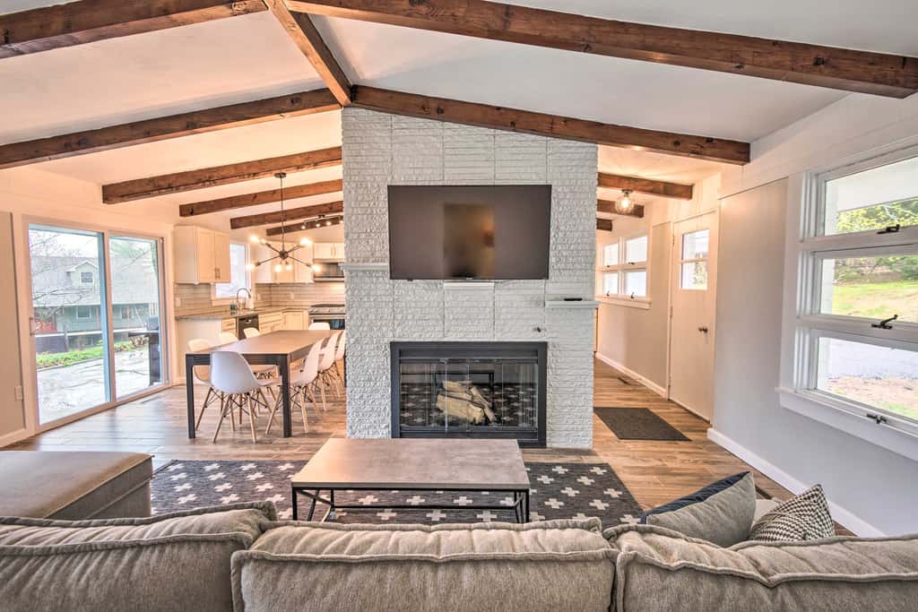 2 Mi to Lake Winnipesaukee! Group Hideaway